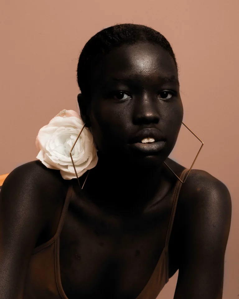 Femme au teint noir ébène