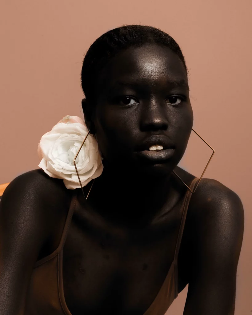 Femme au teint noir ébène