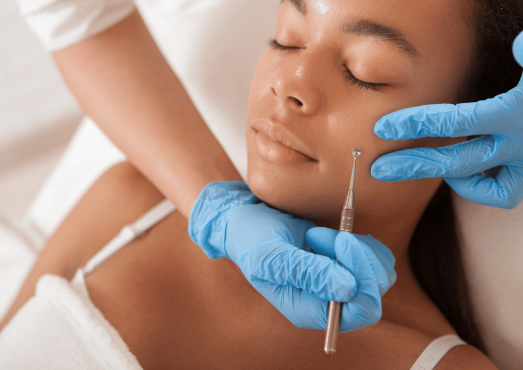 Femme noire qui fait un soin du visage chez un dermatologue