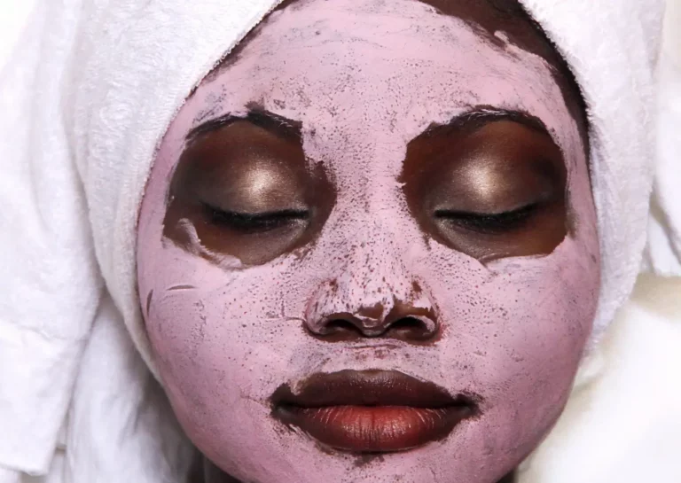 Femme noire avec masque sur le visage
