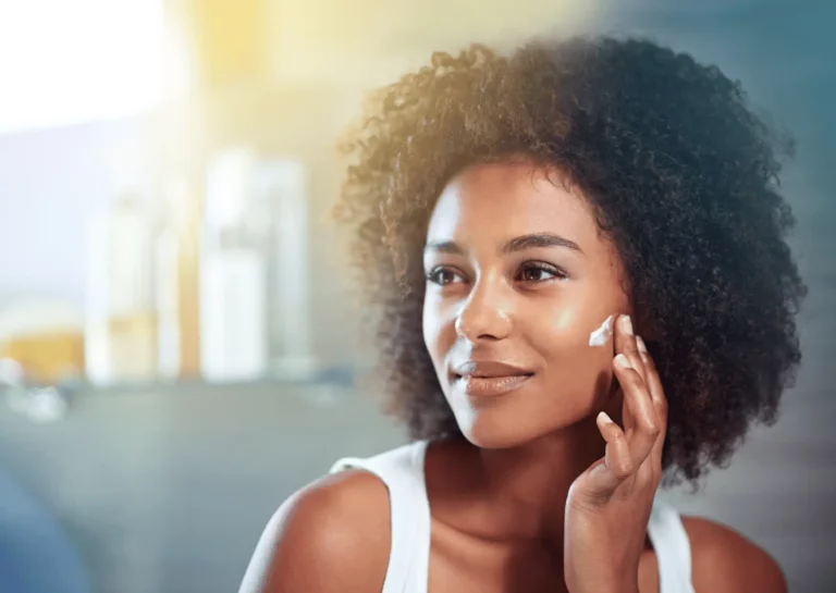 Femme noire qui prend soin de sa peau